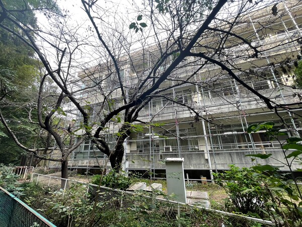 津市　芹の里　老人保健施設　外壁塗装足場掛け（営業部　担当　木村）